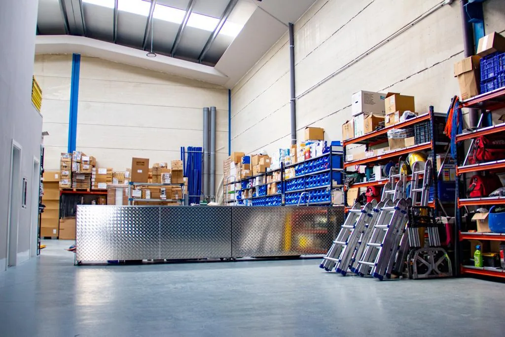 Interior del almacén Tecnnia con material y estanterías