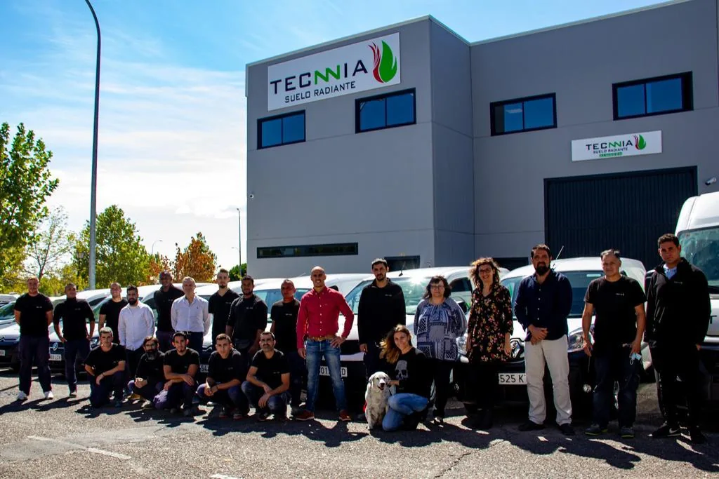 Equipo de Tecnnia reunido frente a sus instalaciones