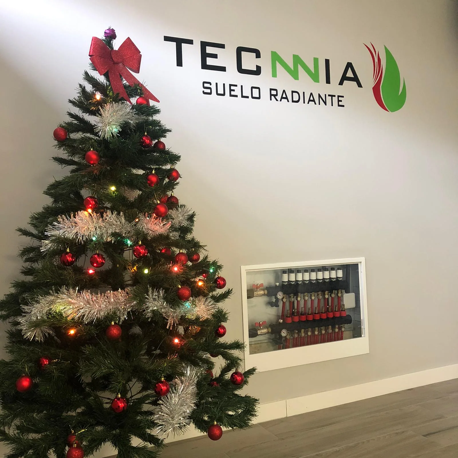 Recepción Tecnnia con un colector de suelo radiante y decoración navideña